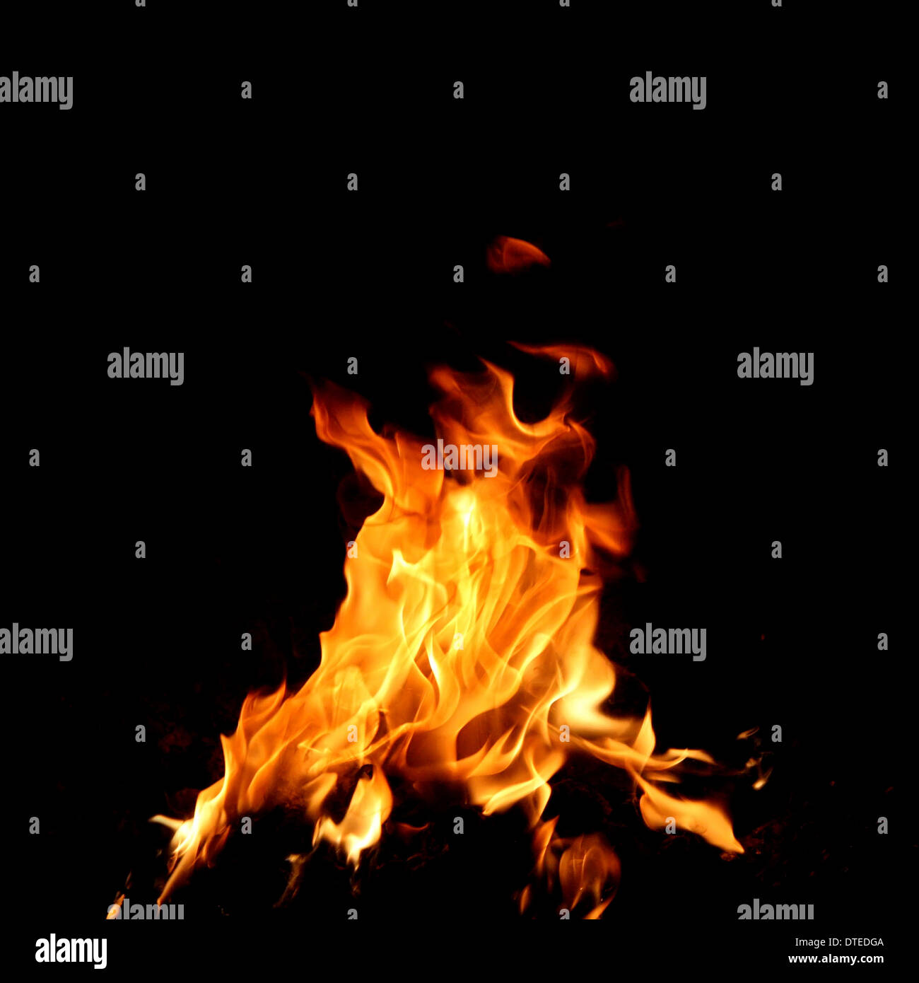 Fuoco e fiamme su sfondo nero Foto Stock