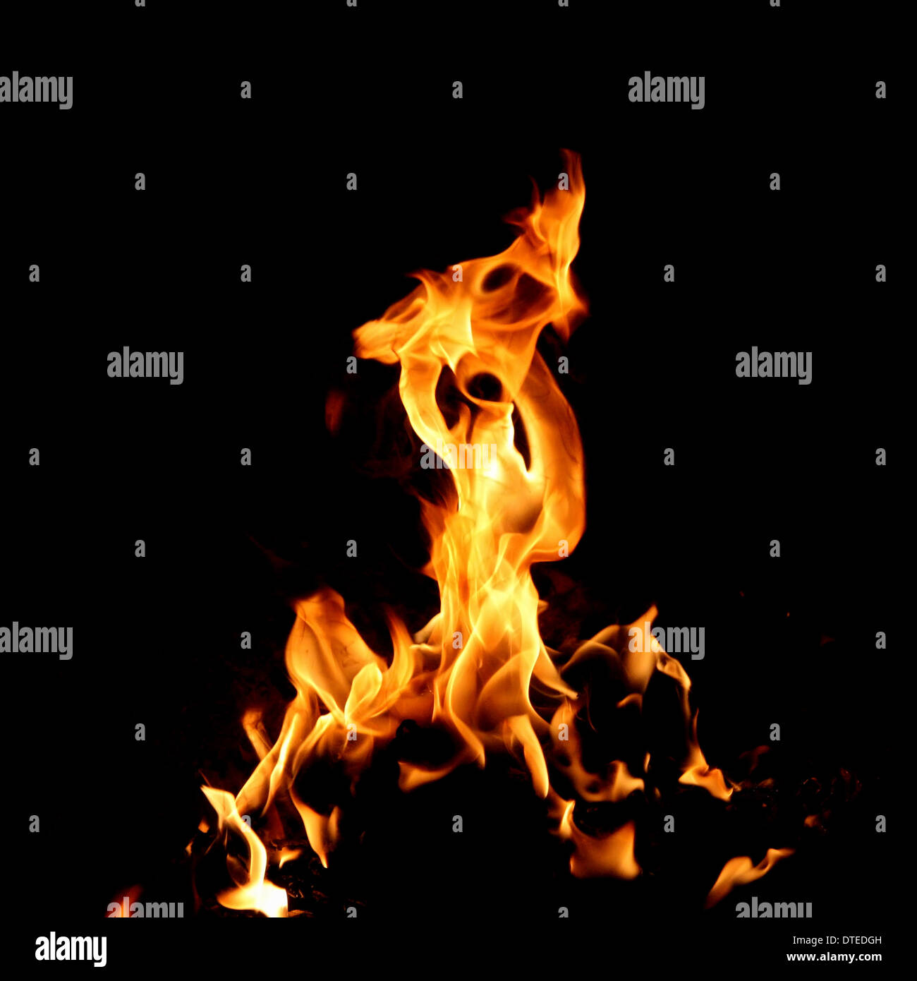Fuoco e fiamme su sfondo nero Foto Stock