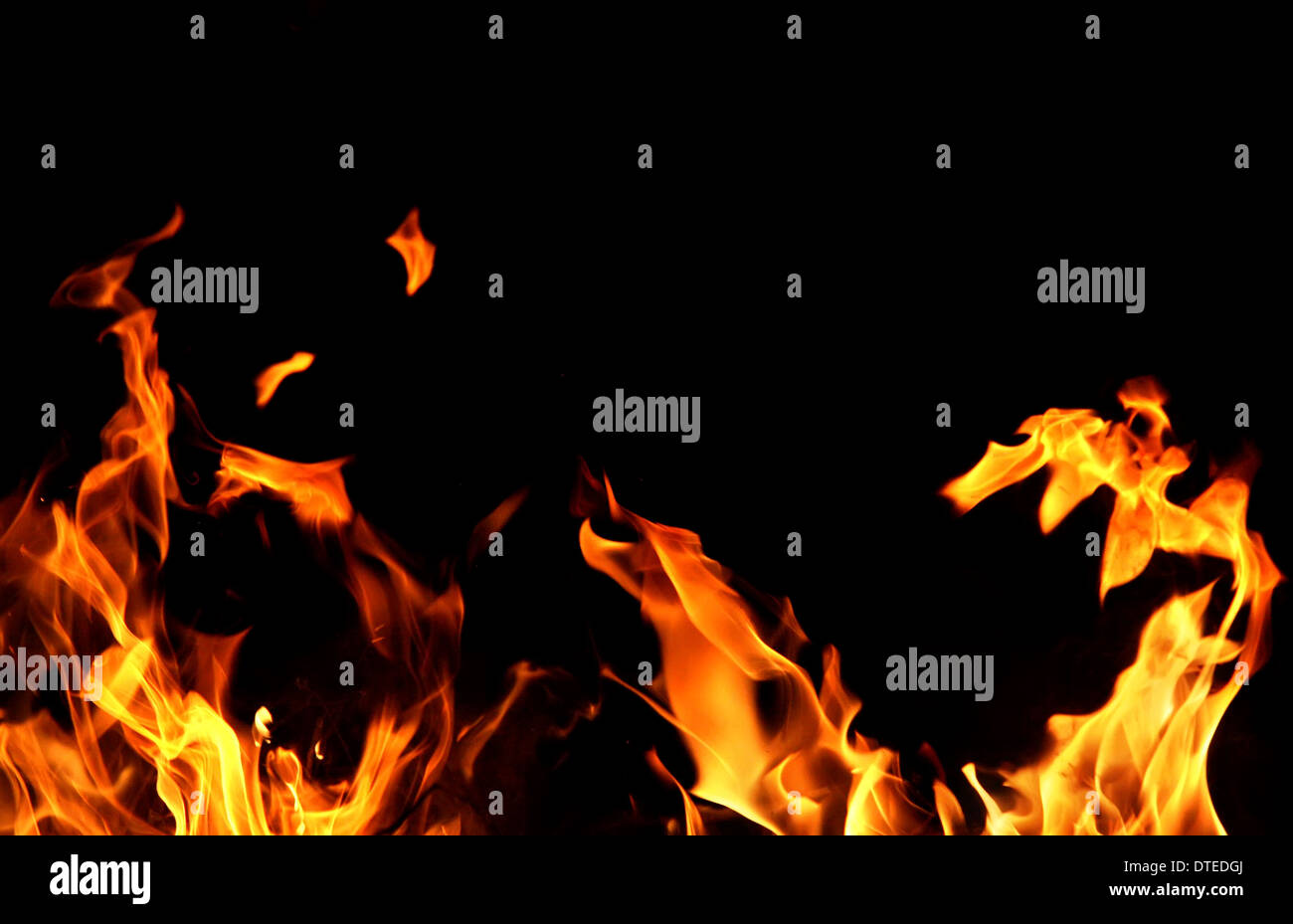 Fuoco e fiamme su sfondo nero Foto Stock