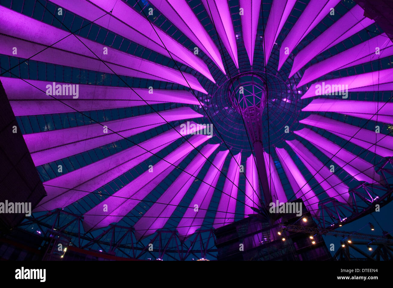 Luce che mostra presso il Sony Center di Potsdamer Platz a Berlino, Germania Foto Stock