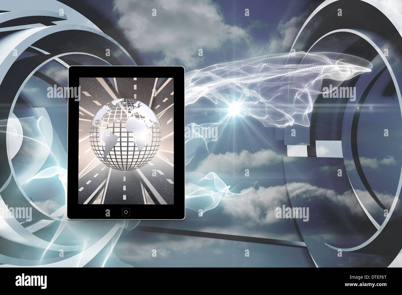 Immagine composita del globo in argento su tablet schermo Foto Stock