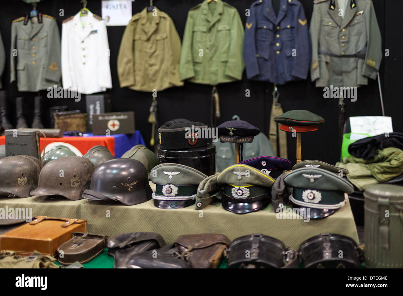 Abbigliamento militare immagini e fotografie stock ad alta risoluzione -  Alamy