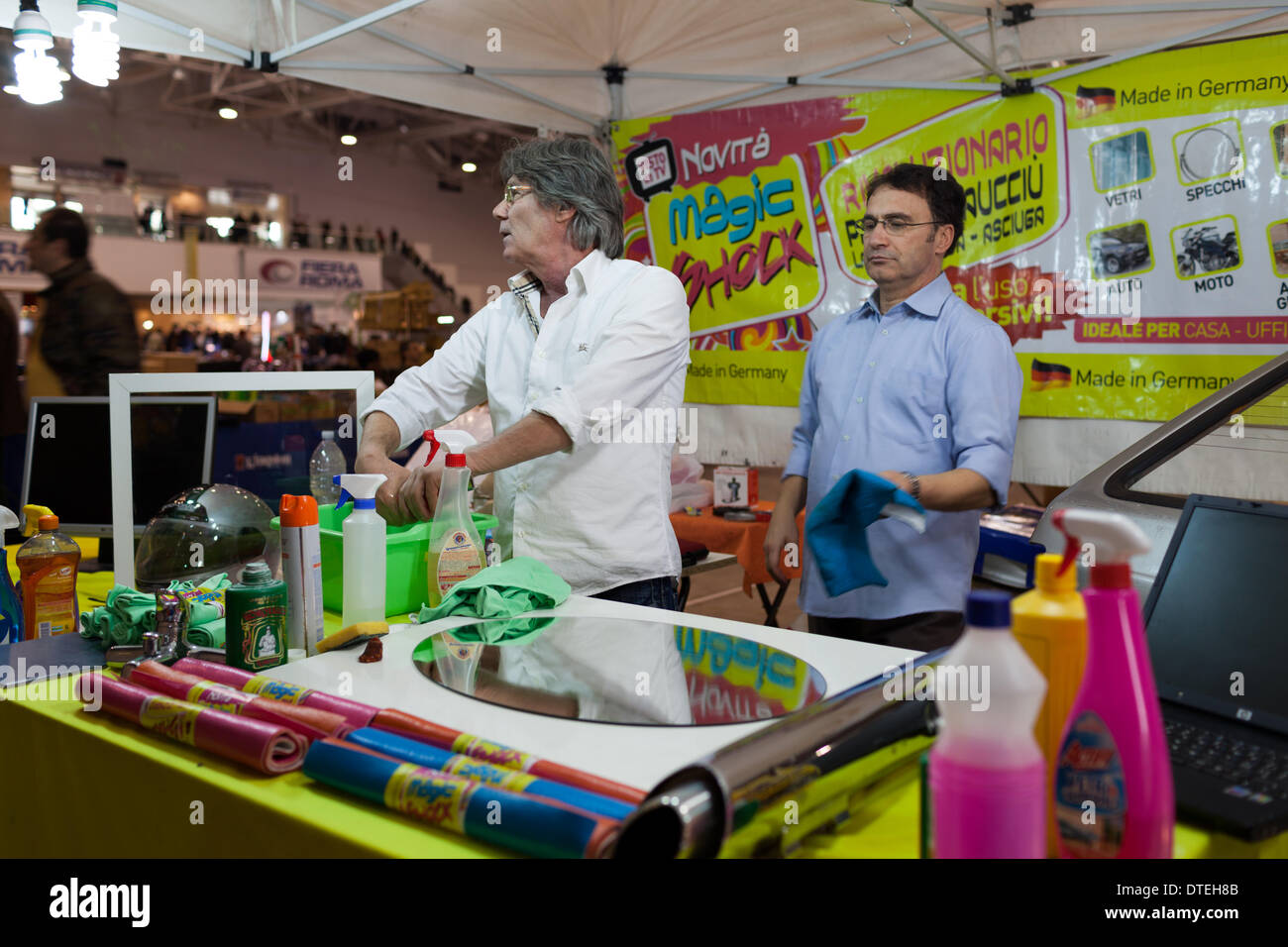 Roma, Italia - 16 febbraio 2014: Alla Fiera di Roma, rappresentante demostrates la capacità universale della nuova tecnologia di pulizia Magick Shock, durante la fiera di elettronica, informatica e tecnologia. Credito: Corina Daniela Obertas/Alamy Live News Foto Stock
