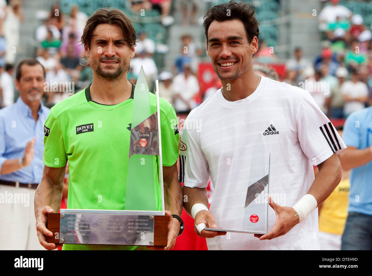 Buenos Aires, Argentina. 16 feb 2014. David Ferrer (L) della Spagna e Fabio Fognini dell Italia posa per foto durante la cerimonia di premiazione dopo la loro 2014 ATP Buenos Aires finale di partita di tennis a Buenos Aires, Argentina nel febbraio 16, 2014. Credito: Martin Zabala/Xinhua/Alamy Live News Foto Stock
