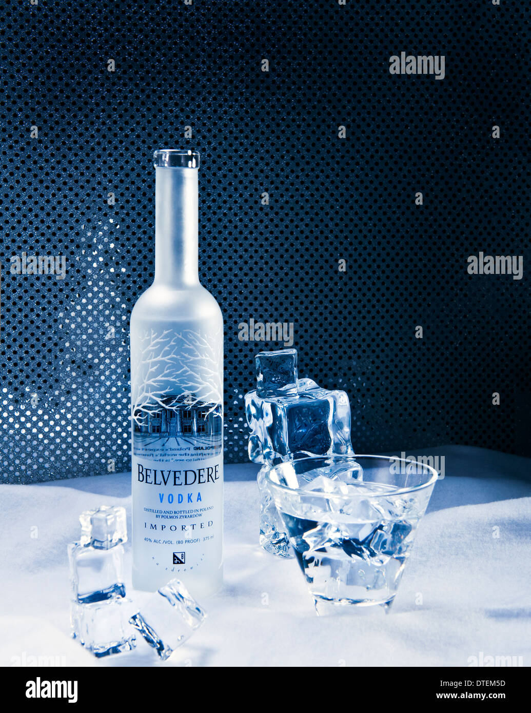 Belvedere Vodka bere un bicchiere e cubetti di ghiaccio Foto Stock