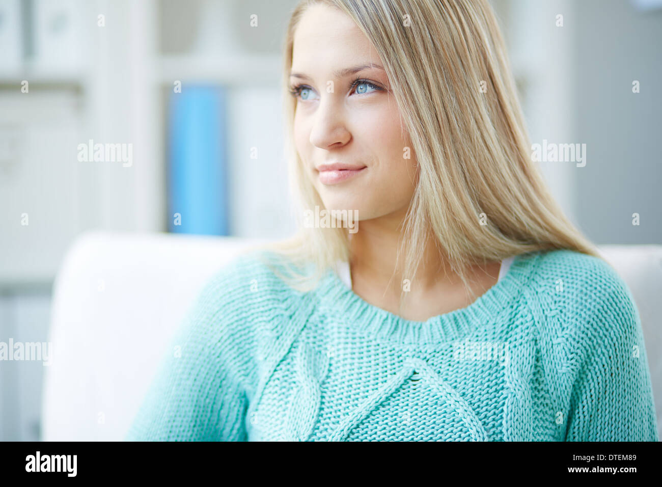 Pretty girl cerca pensively lontano Foto Stock