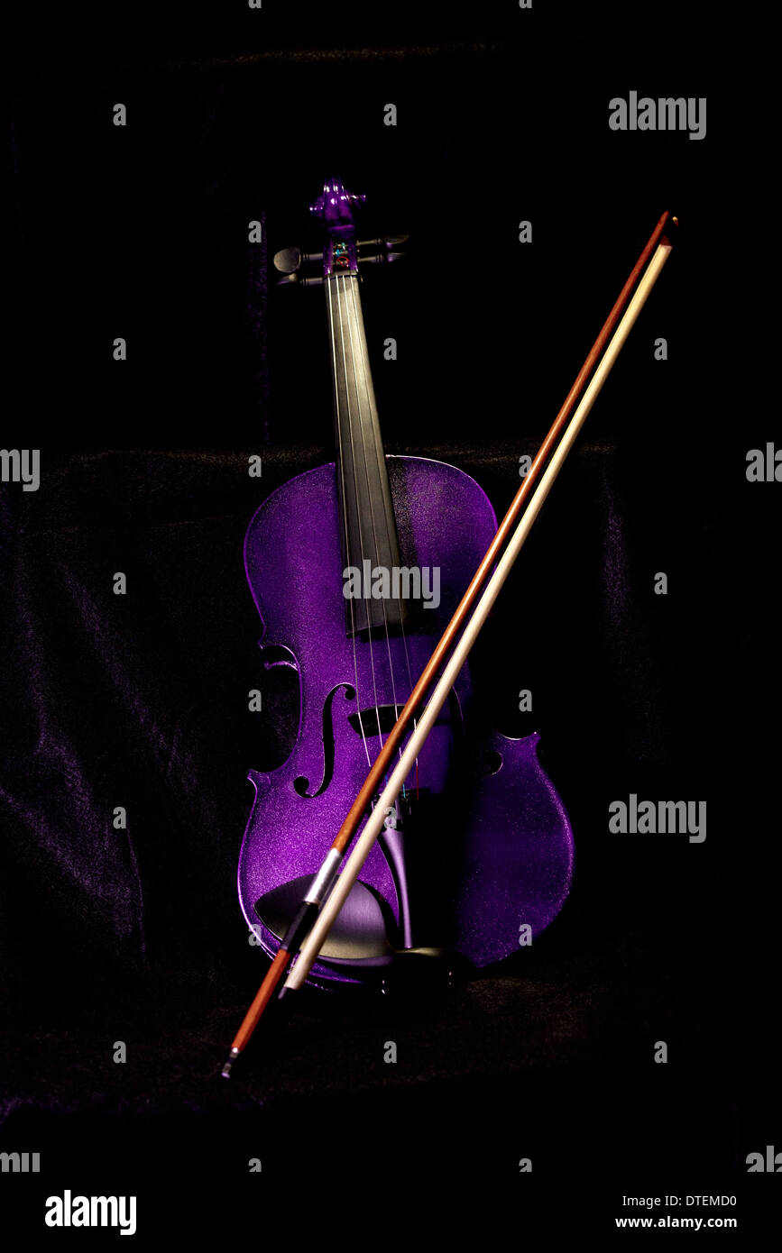 Viola violino e archetto su sfondo nero Foto Stock