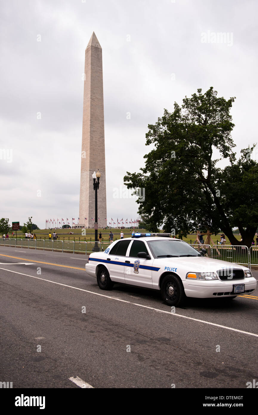 Il Monumento a Washington e auto della polizia in Washington DC Foto Stock