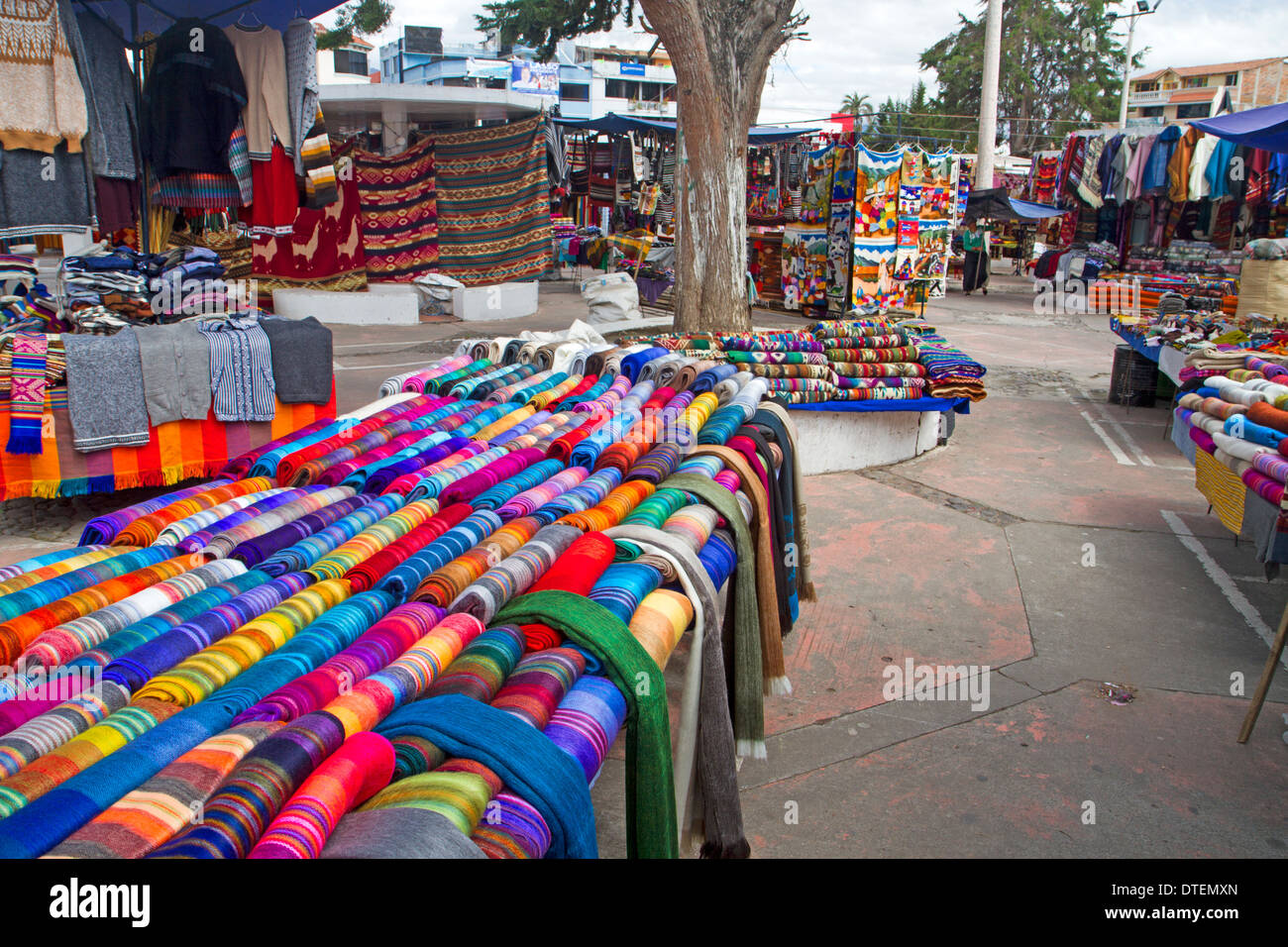 Tessili per la vendita al mercato di Otavalo Foto Stock