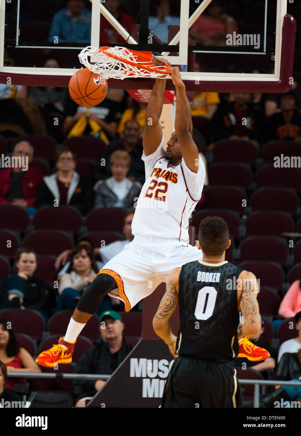 Los Angeles, CA, Stati Uniti d'America. 16 feb 2014. Febbraio 16, 2014, Los Angeles, CA.USC Trojans riparo (22) Byron Wesley va per una Slam Dunk durante il Pac 12 gioco tra il Colorado Buffaloes e l'USC Trojans al Galen Center di Los Angeles, California. Il Colorado Buffaloes sconfitto il USC Trojans 83-74.(Credito: Juan Lainez / MarinMedia.org / Cal Sport Media) Credito: csm/Alamy Live News Foto Stock