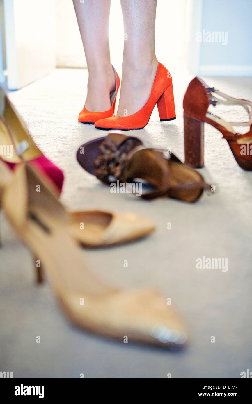 Donna cerca sulle scarpe Foto Stock