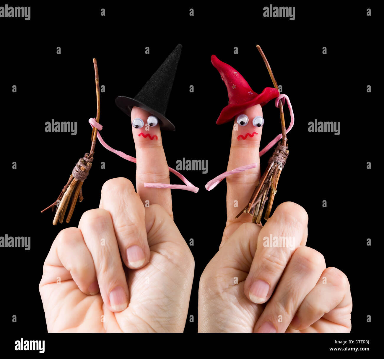 La caricatura fatta di un dito fantoccio che rappresenta due divertenti halloween streghe Foto Stock