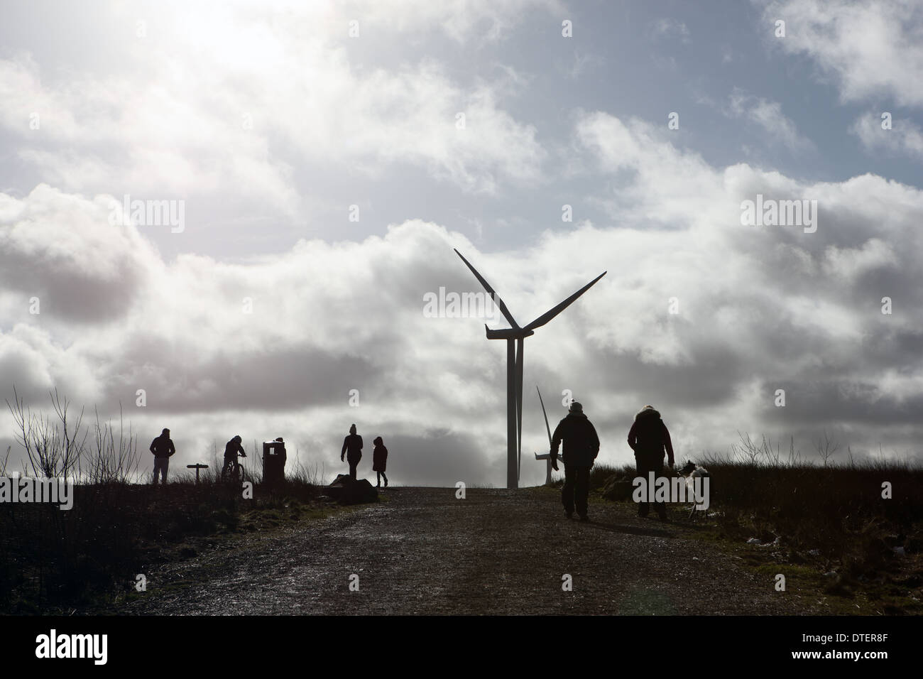 Persone stagliano contro il cielo a Whitelee, centrali eoliche più grande del Regno Unito, centrali eoliche a Fenwick Moor vicino a Glasgow Scozia Scotland Foto Stock