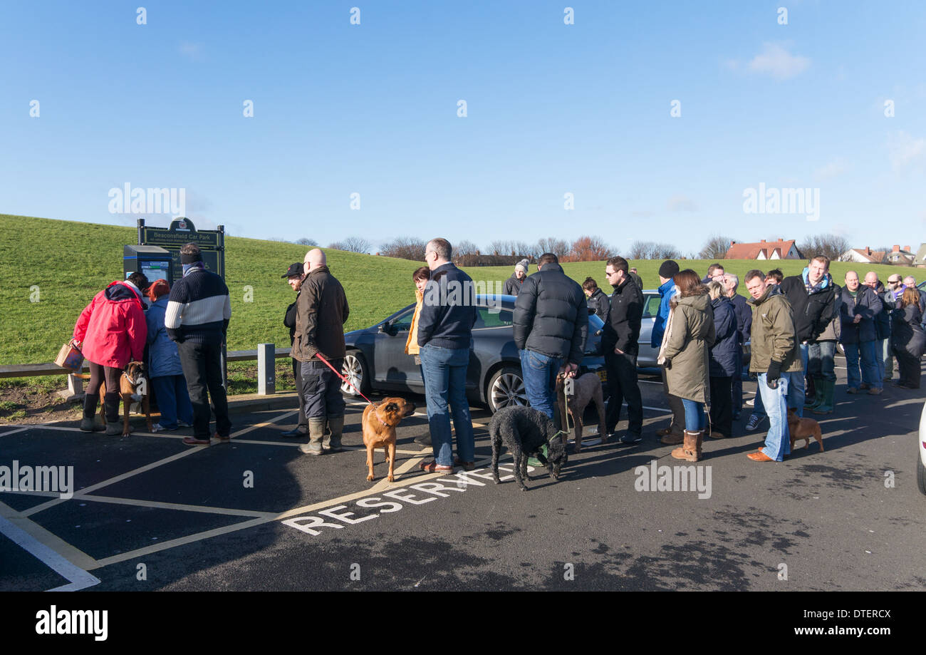La gente in coda per acquistare i biglietti per il parcheggio a Tynemouth febbraio soleggiata Domenica North East England Regno Unito Foto Stock