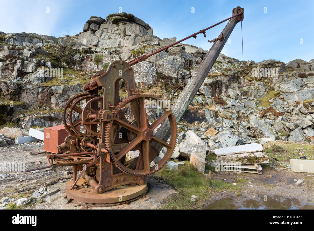 Rustly vecchio argano gru usate in una cava di pietra Foto Stock