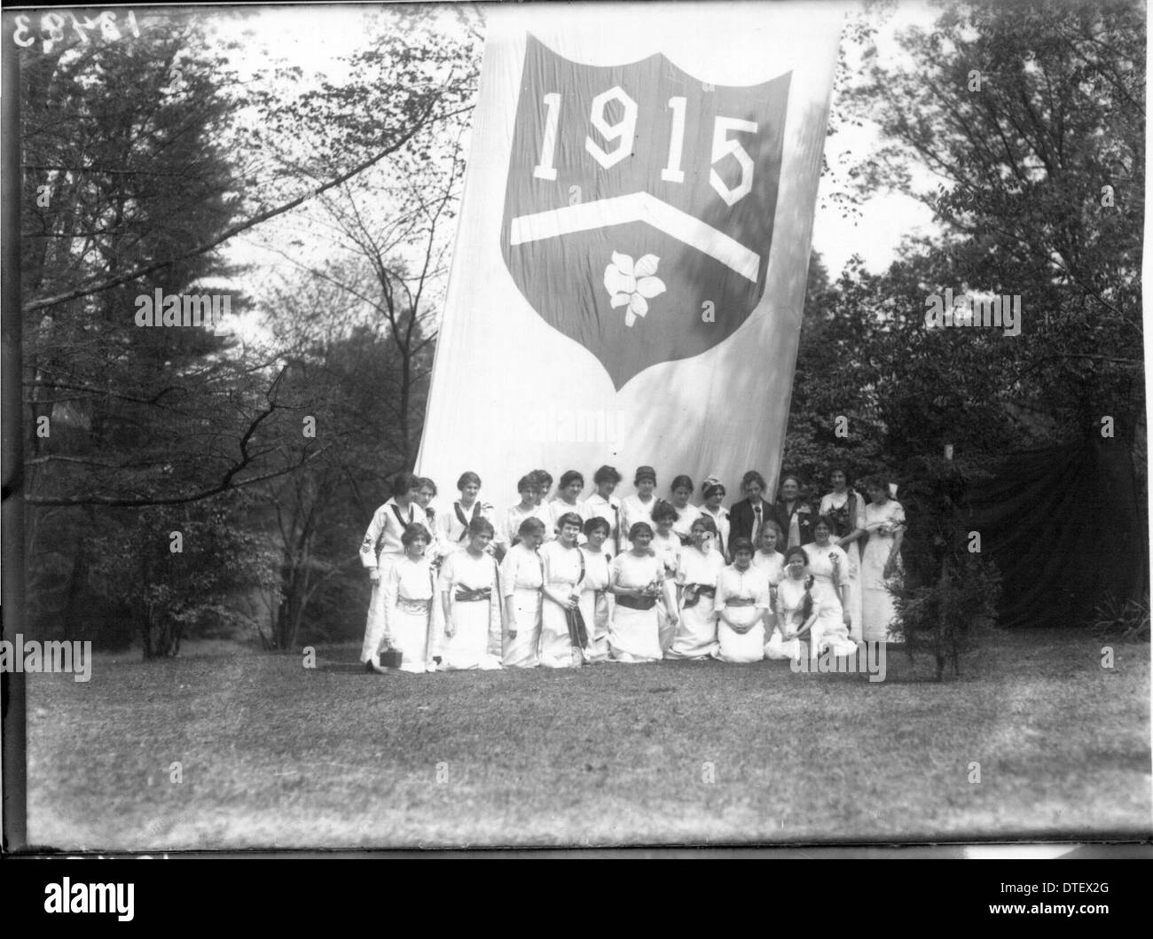 Una fotografia del 1914 dalla celebrazione del Tree Day del Western College, con striscioni e ritratti di gruppo delle donne coinvolte in questo evento educativo e culturale. Foto Stock
