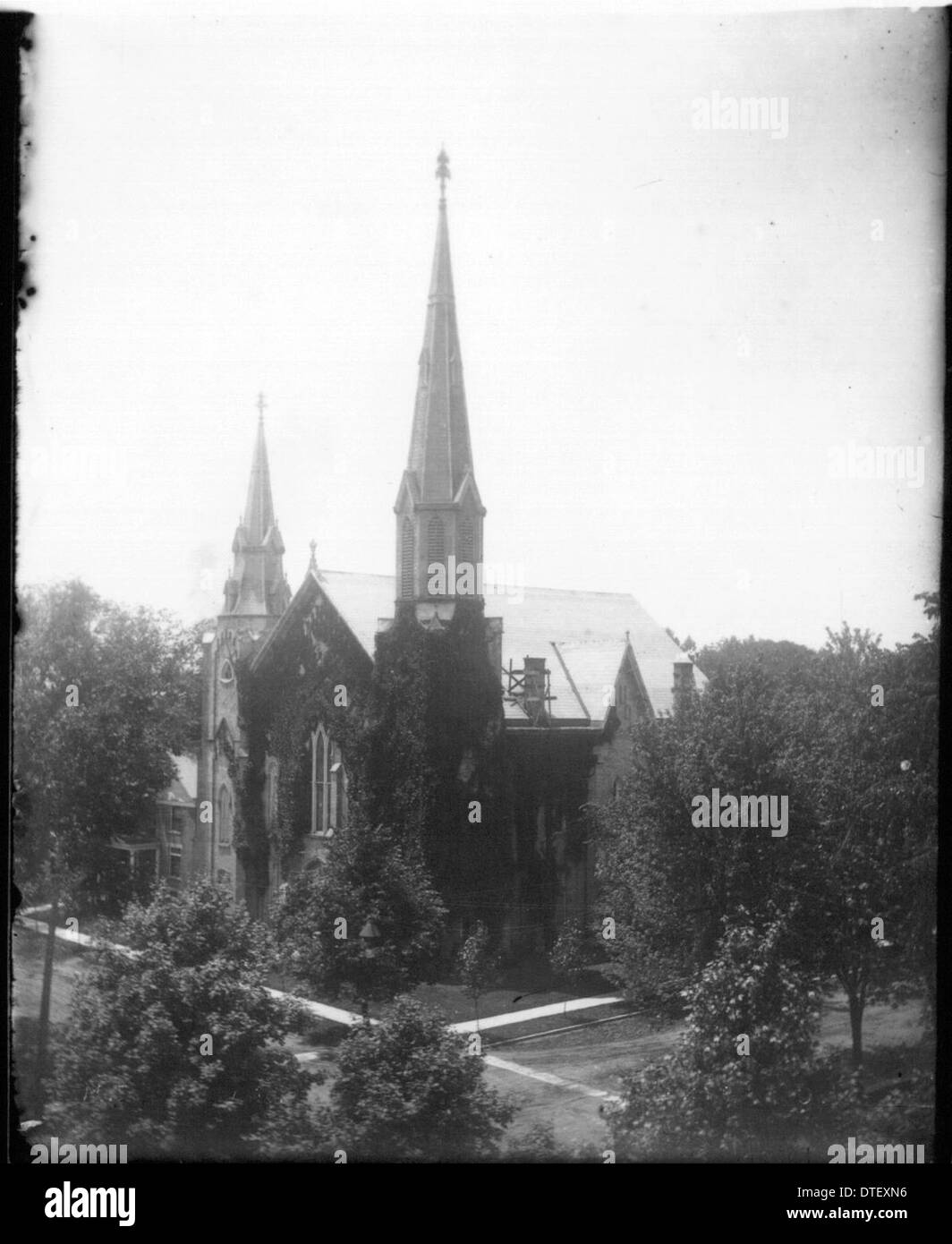 Questa fotografia raffigura una chiesa metodista, anche se la data non è specificata. Mostra l'architettura e il significato religioso delle chiese metodiste, una parte fondamentale della vita spirituale e comunitaria americana. L'immagine fa parte della collezione storica della Miami University. Foto Stock
