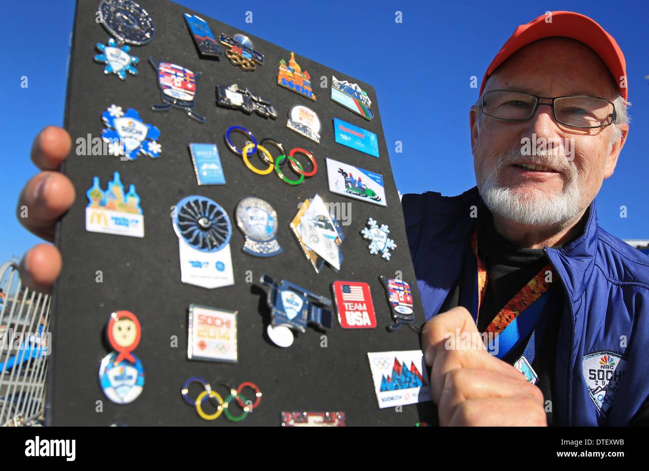 Olympic pin operatore Timothy Jamieson degli STATI UNITI presenta la sua collezione di fronte la MPC durante la Sochi 2014 Giochi Olimpici di Sochi, Russia, 13 febbraio 2014. Foto: Christian Charisius/dpa Foto Stock