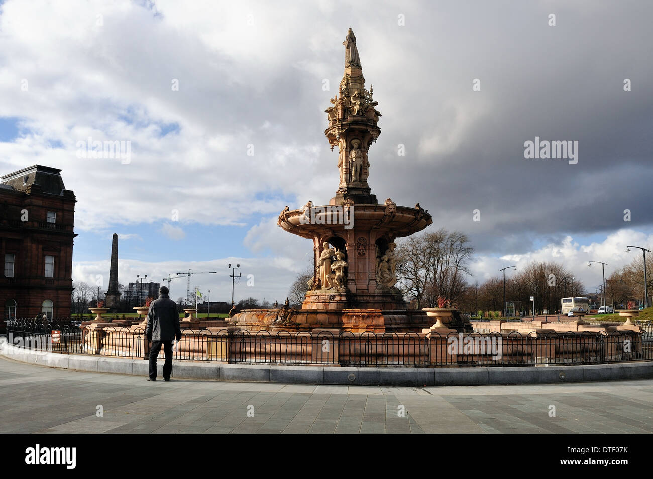 La fontana Doulton, east end di Glasgow, accanto al Palazzo del Popolo Foto Stock