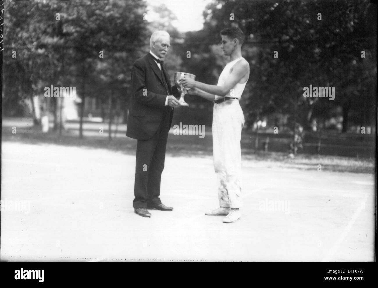 Presentazione del trofeo al torneo di tennis 1922 Foto Stock