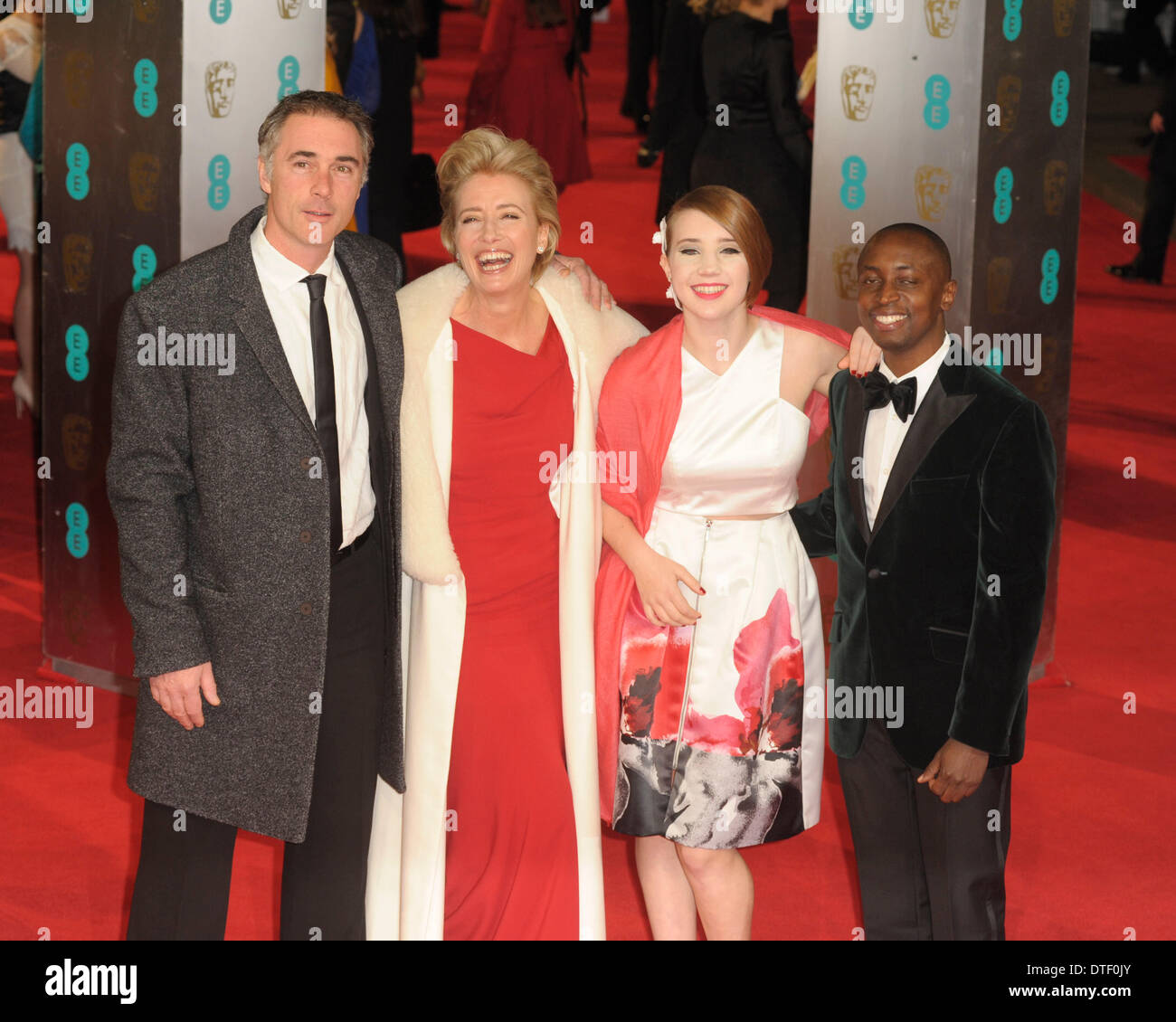 Londra, UK, 16/02/2014 : tappeto rosso arrivi presso l'EE British Academy Film Awards. Persone nella foto: Greg Wise, Emma Thompson, Gaia Wise, Tindyebwa Agaba saggio. Foto di Julie Edwards Foto Stock