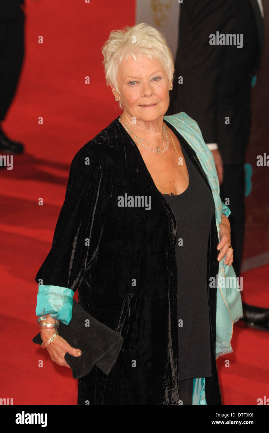 Londra, UK, 16/02/2014 : tappeto rosso arrivi presso l'EE British Academy Film Awards. Persone nella foto: Dame Judi Dench. Foto di Julie Edwards Foto Stock