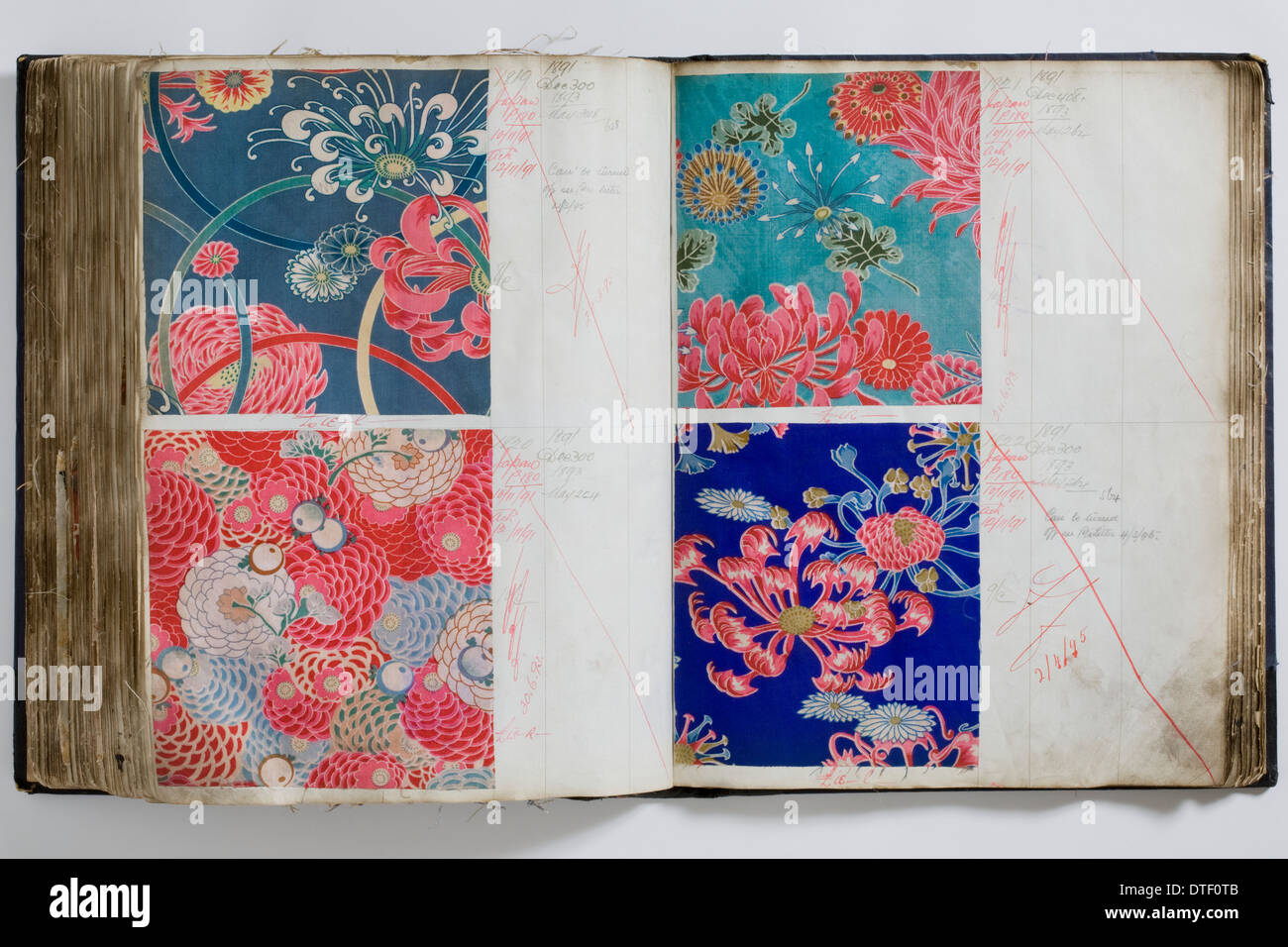 Pagine di campioni tessili da uno dei due trimestre-bound merchanting libri di pattern per R. Dalglish Falconer Co Ltd Foto Stock