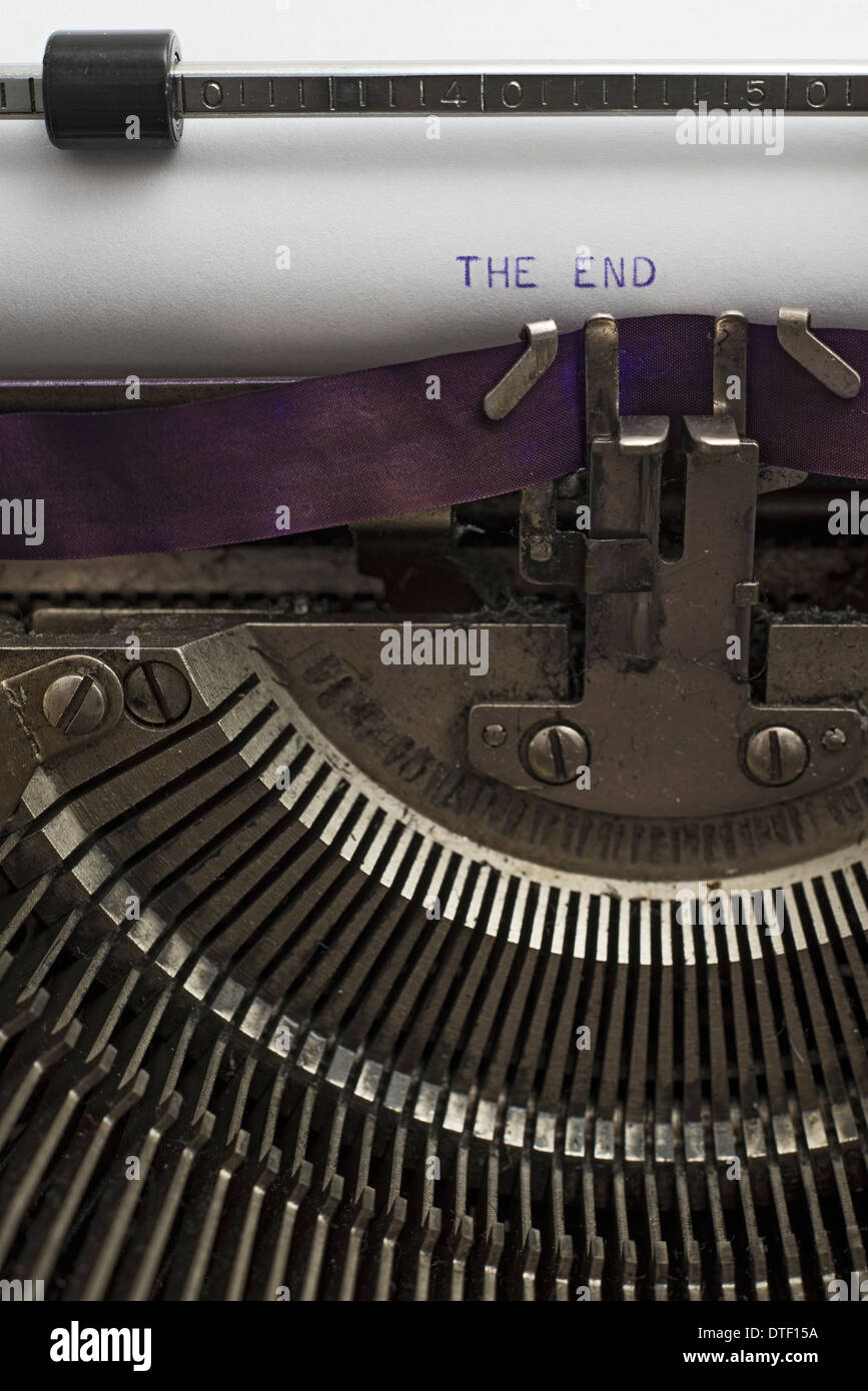 Un primo piano di una vecchia macchina da scrivere con le parole " e il termine " Foto Stock