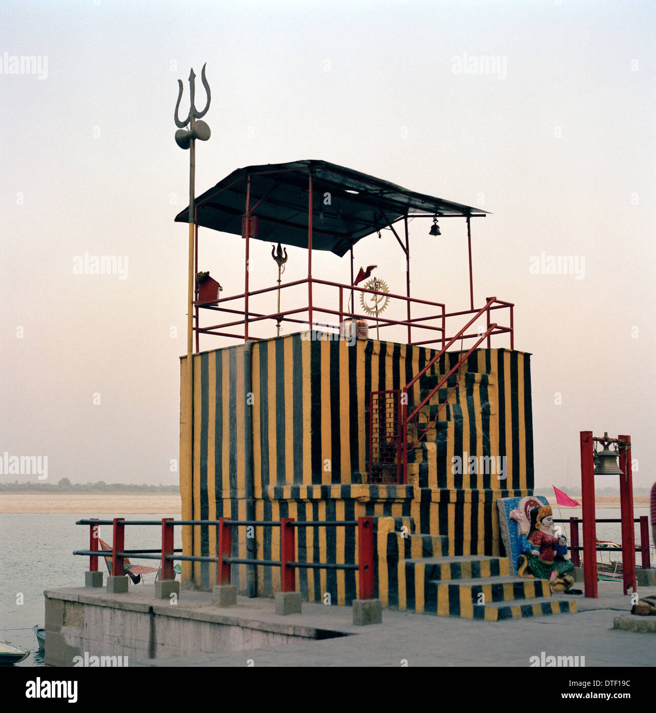 Gange a Varanasi Benares in Uttar Pradesh in India in Asia del Sud. Tempio indù di religione edificio indiano Trident Travel Foto Stock Gange a Varanasi Benares in Uttar Pradesh in India in Asia del Sud. Tempio indù di religione edificio indiano Trident Travel Foto Stock