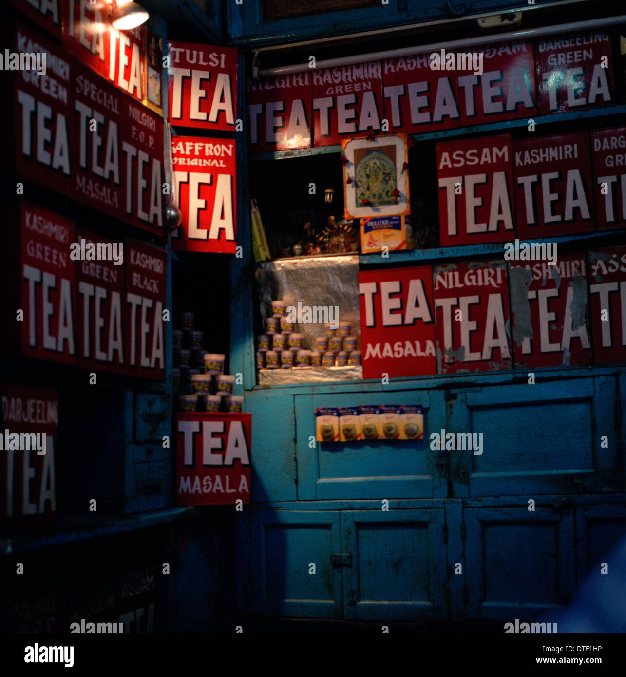 Negozio di tè a Benares Varanasi in Uttar Pradesh in India in Asia del Sud. Vendita di tè indiano Drink Shop Travel Wanderlust Foto Stock