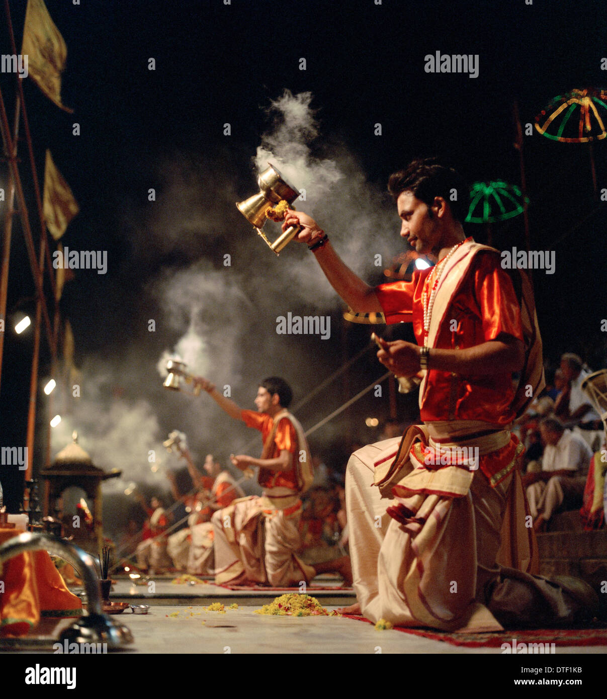 Ganga Aarti Puja indù a Dashashwamedh Ghat Fiume Gange a Varanasi Benares in Uttar Pradesh in India in Asia del Sud. La religione di arte religiosa Travel Foto Stock