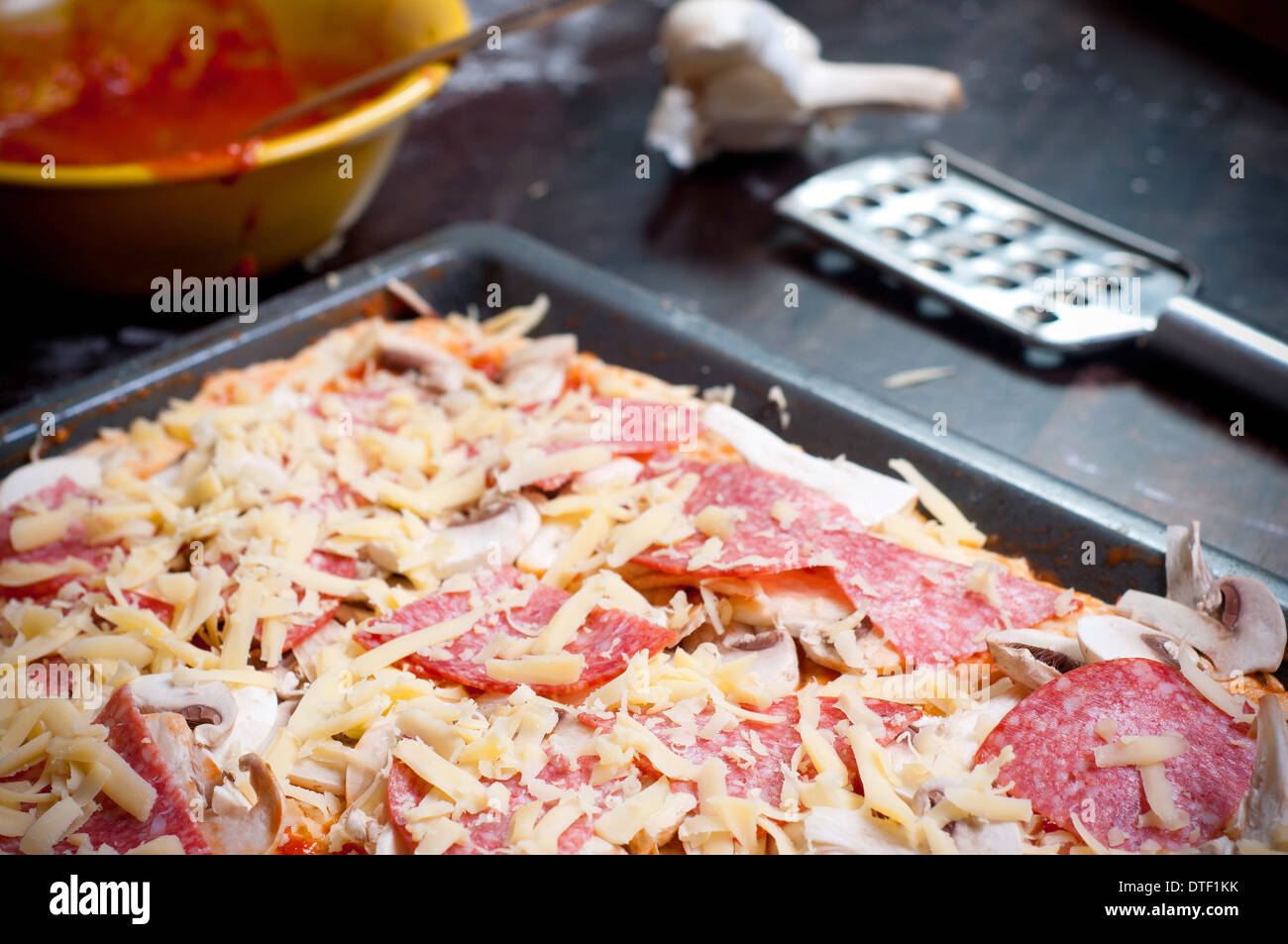 Fatta in Casa tradizionale pizza sulla piastra di OWEN Foto Stock