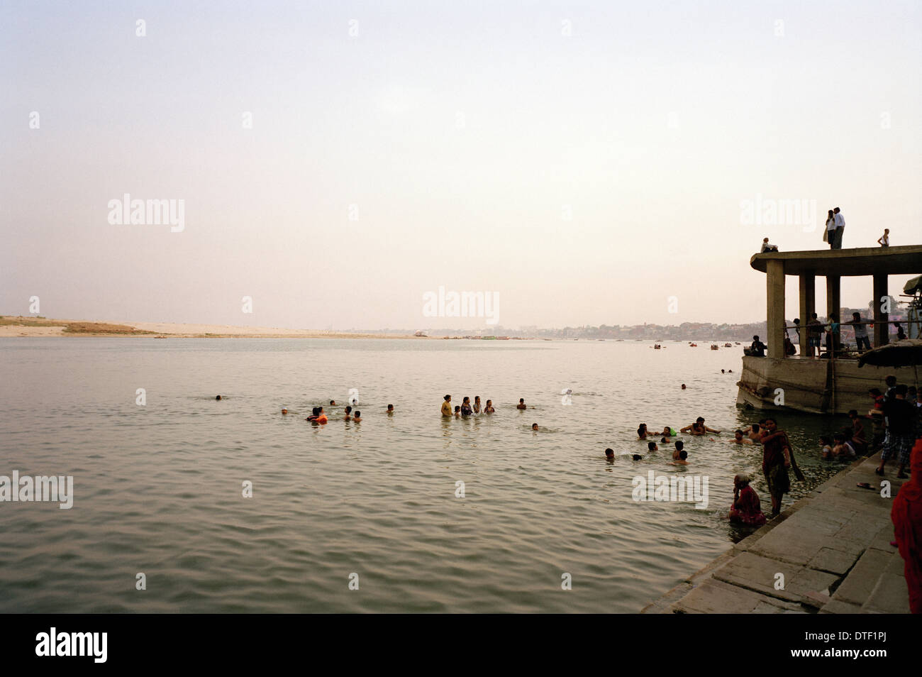 La vita sul ghats del Fiume Gange a Varanasi Benares in Uttar Pradesh in India in Asia del Sud. Stile di vita serenità nuotare Nuoto Wanderlust Travel Foto Stock