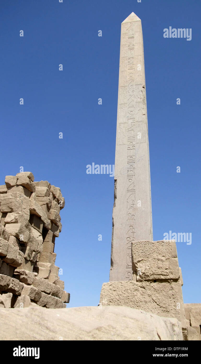 Paesaggio intorno Precinct di Amon-ra in Egitto che mostra l'obelisco di Hatschepsut nella parte anteriore del cielo blu chiaro Foto Stock