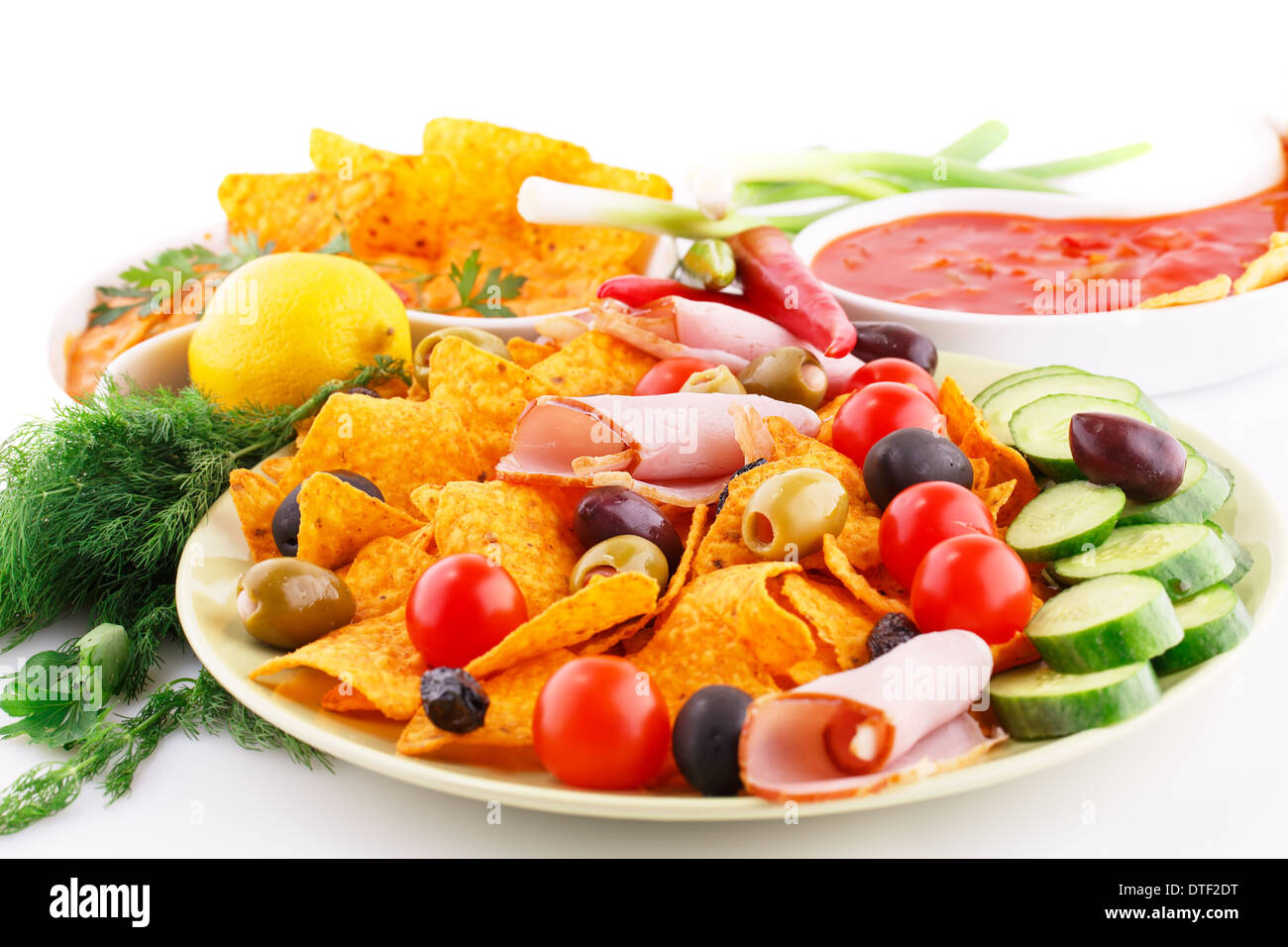 Nachos, olive, lombo di maiale e verdure immagine. Foto Stock