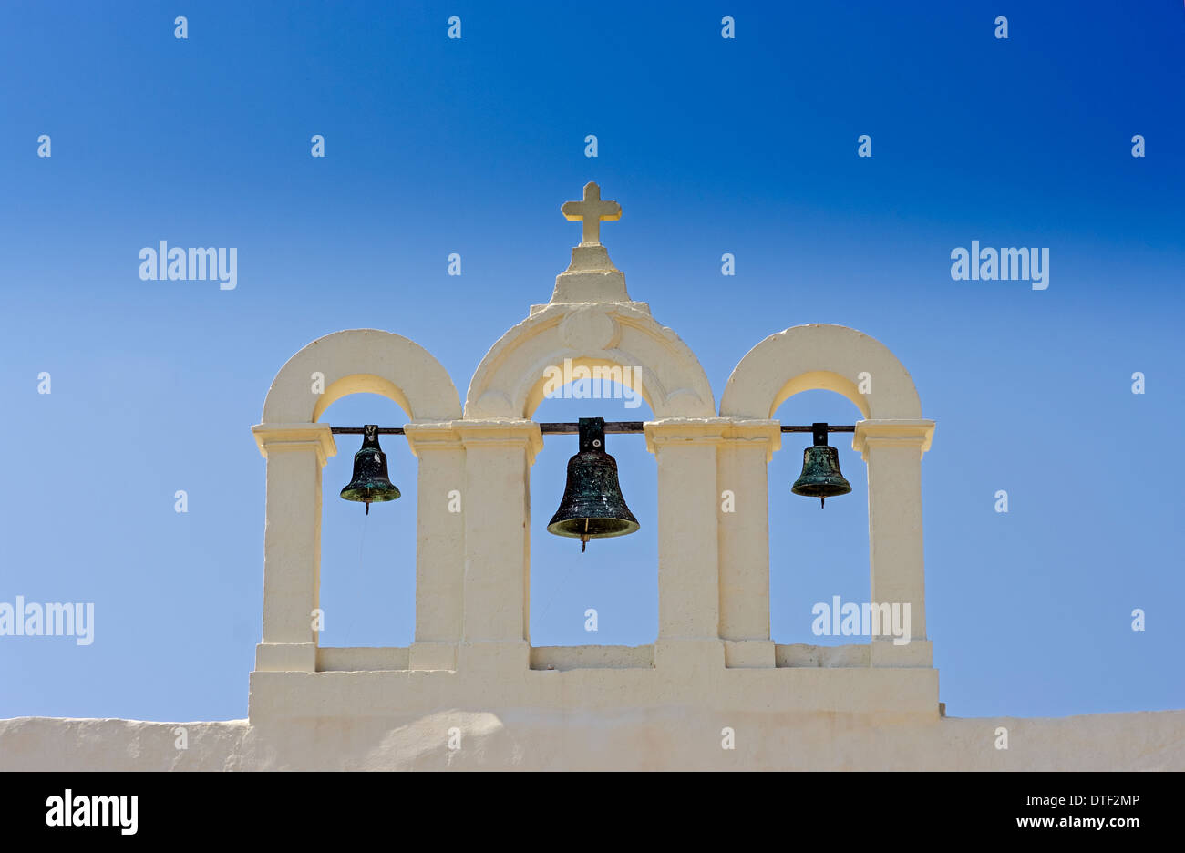 Tre campane su un tetto Foto Stock