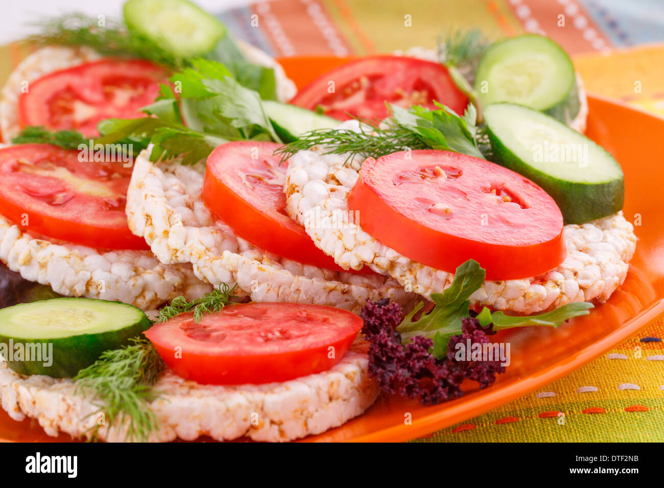Riso soffiato cracker panini con verdure sulla piastra. Foto Stock