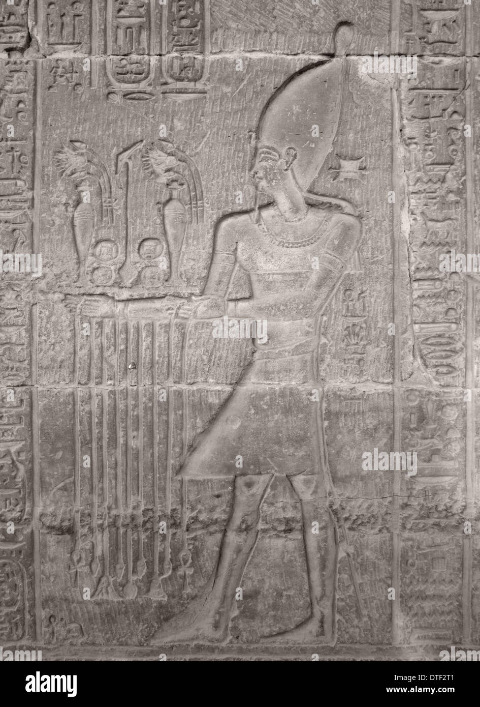 Dettaglio di un antico bassorilievo in pietra che mostra un Pharao in Egitto Foto Stock