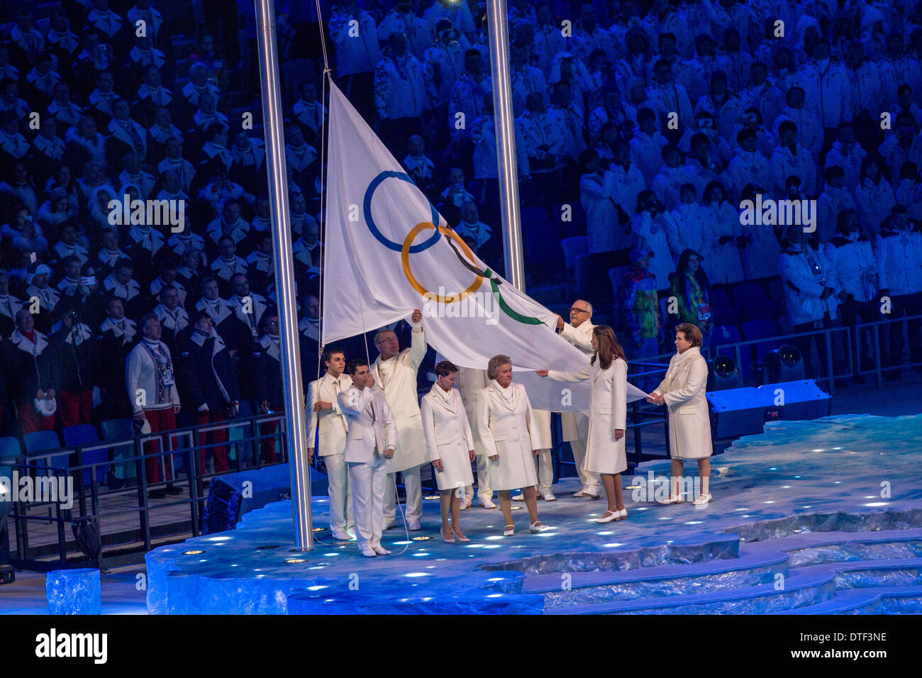 La bandiera olimpica entra durante le cerimonie di apertura presso i Giochi Olimpici Invernali, Sochi 2014 Foto Stock