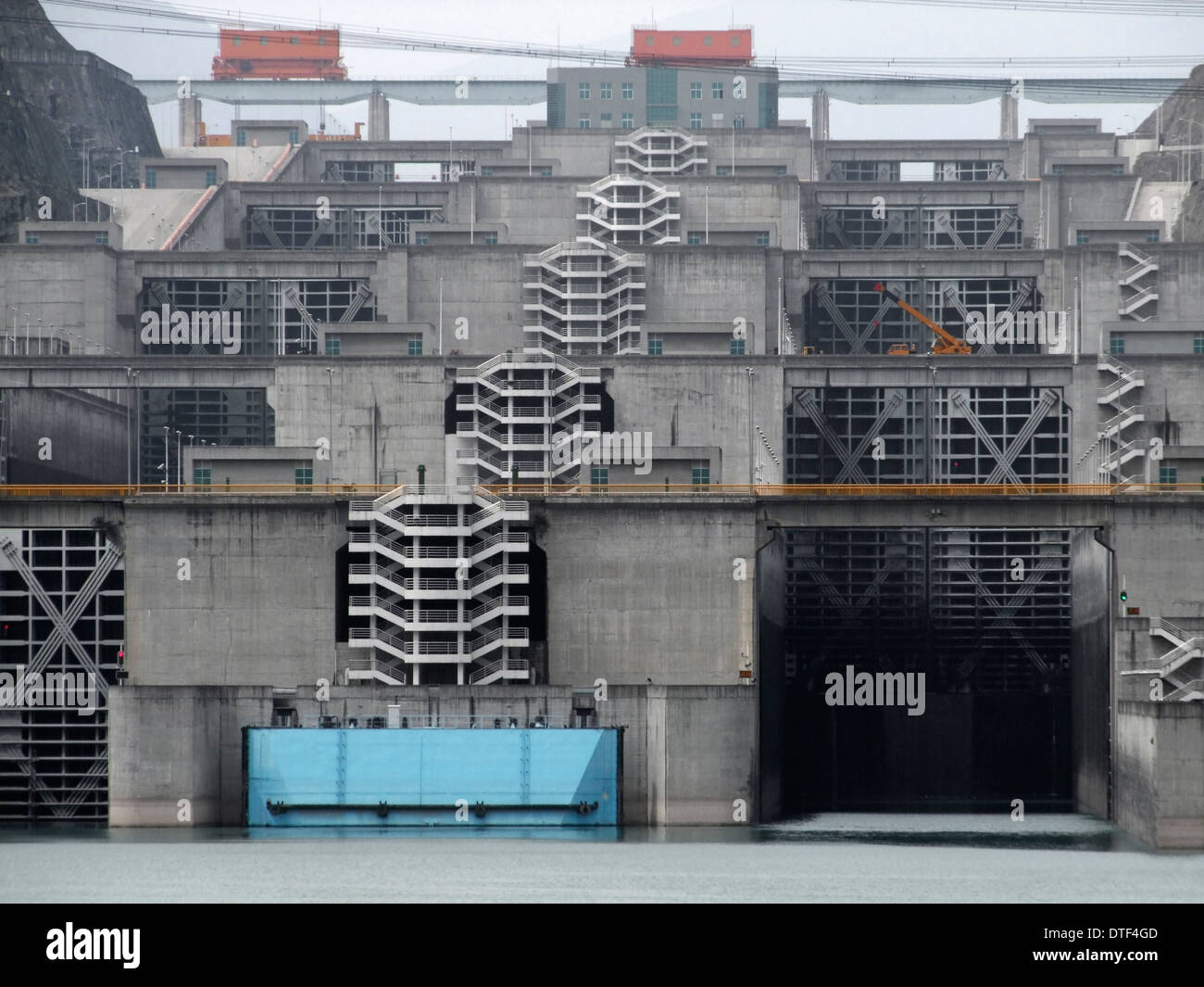 Scenario di nebbia che mostra la Diga delle Tre Gole al Fiume Yangtze in Cina Foto Stock