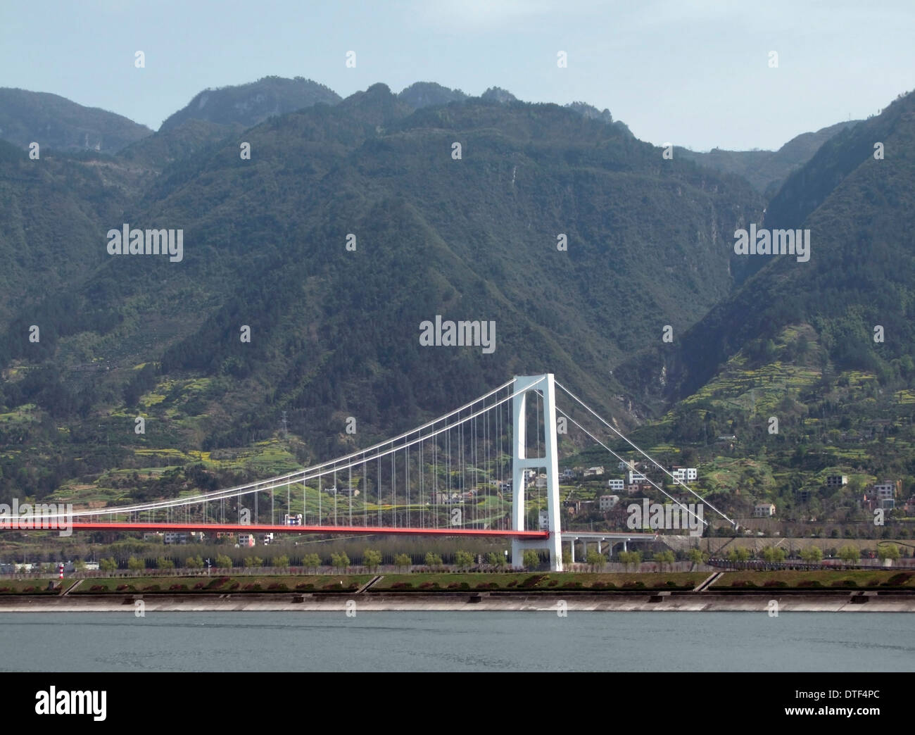 Paesaggio lungo il fiume Yangtze in Cina, compresi dettagli ponte e montagne Foto Stock