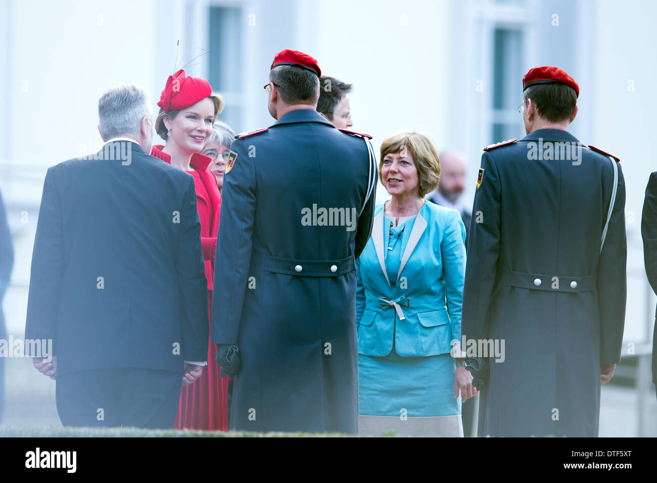 Berlino, Germania. 17 febbraio 2014. Il Presidente tedesco Joachim Gauck e Daniela Schadt ricevono il loro belgi Maestà il Re Philippe e Regina Mathilde nel Palazzo Presidenziale, Schloss Bellevue a Berlino per un colloquio bilaterale e pranzo. Goncalo Silva/Alamy Live News Foto Stock