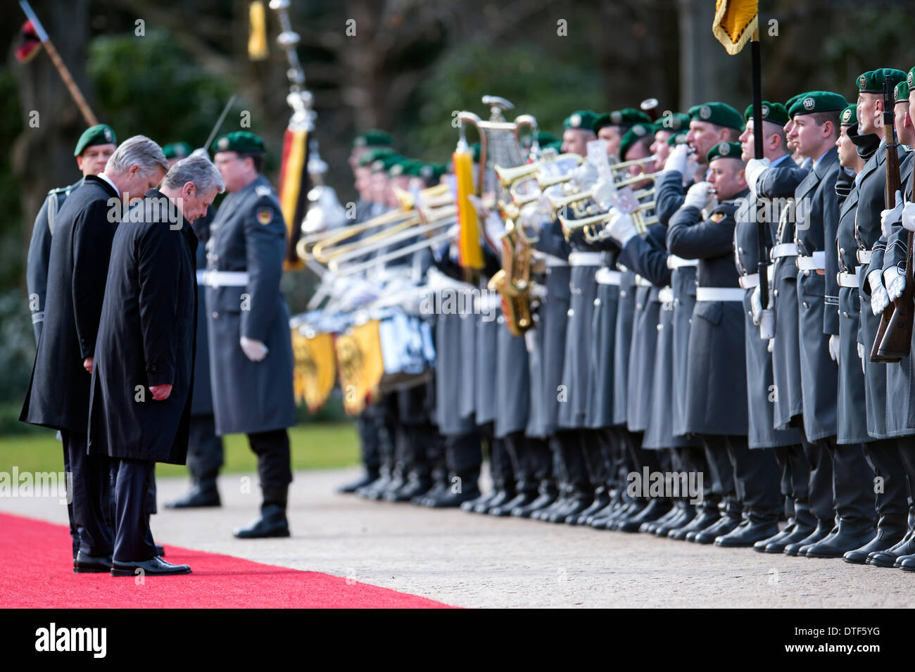 Berlino, Germania. 17 febbraio 2014. Il Presidente tedesco Joachim Gauck e Daniela Schadt ricevono il loro belgi Maestà il Re Philippe e Regina Mathilde nel Palazzo Presidenziale, Schloss Bellevue a Berlino per un colloquio bilaterale e pranzo. Goncalo Silva/Alamy Live News Foto Stock