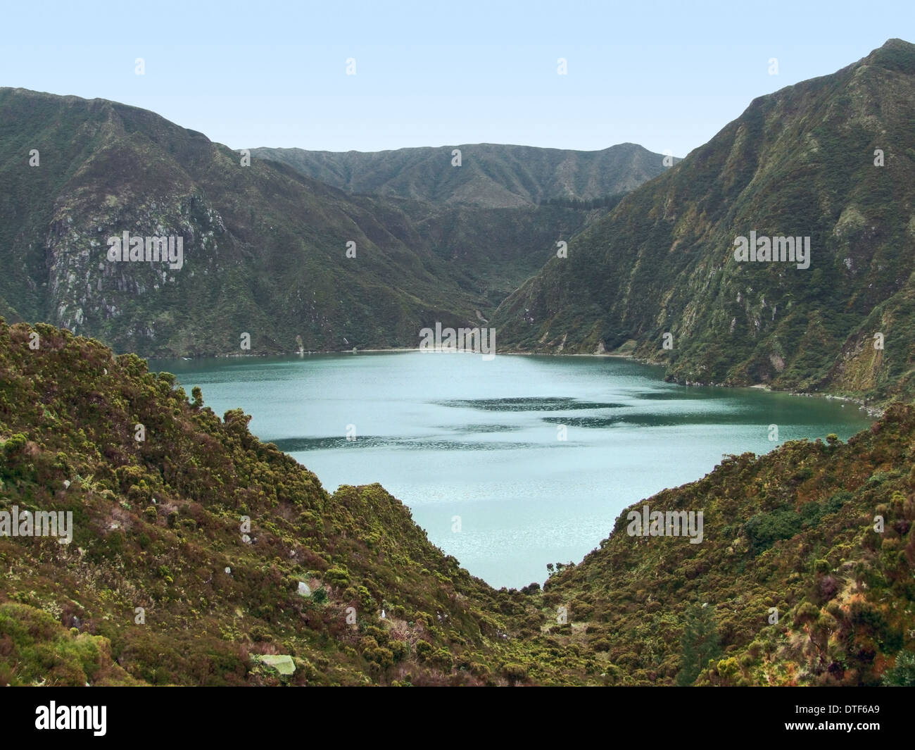 Roccioso paesaggio lacustre a São Miguel Island, la più grande isola dell'arcipelago delle Azzorre, un gruppo di isole di origine vulcanica Foto Stock