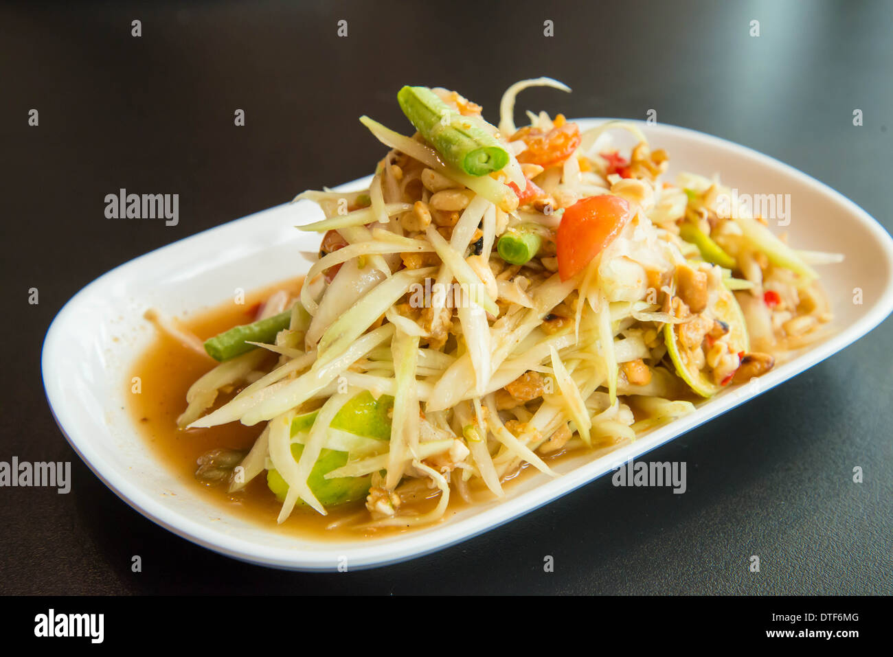 Verde insalata di papaia sul tavolo del ristorante. Foto Stock