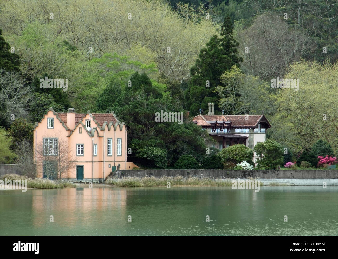 Waterside case a São Miguel Island, la più grande isola dell'arcipelago delle Azzorre, che è un gruppo di isole di origine vulcanica situate Foto Stock