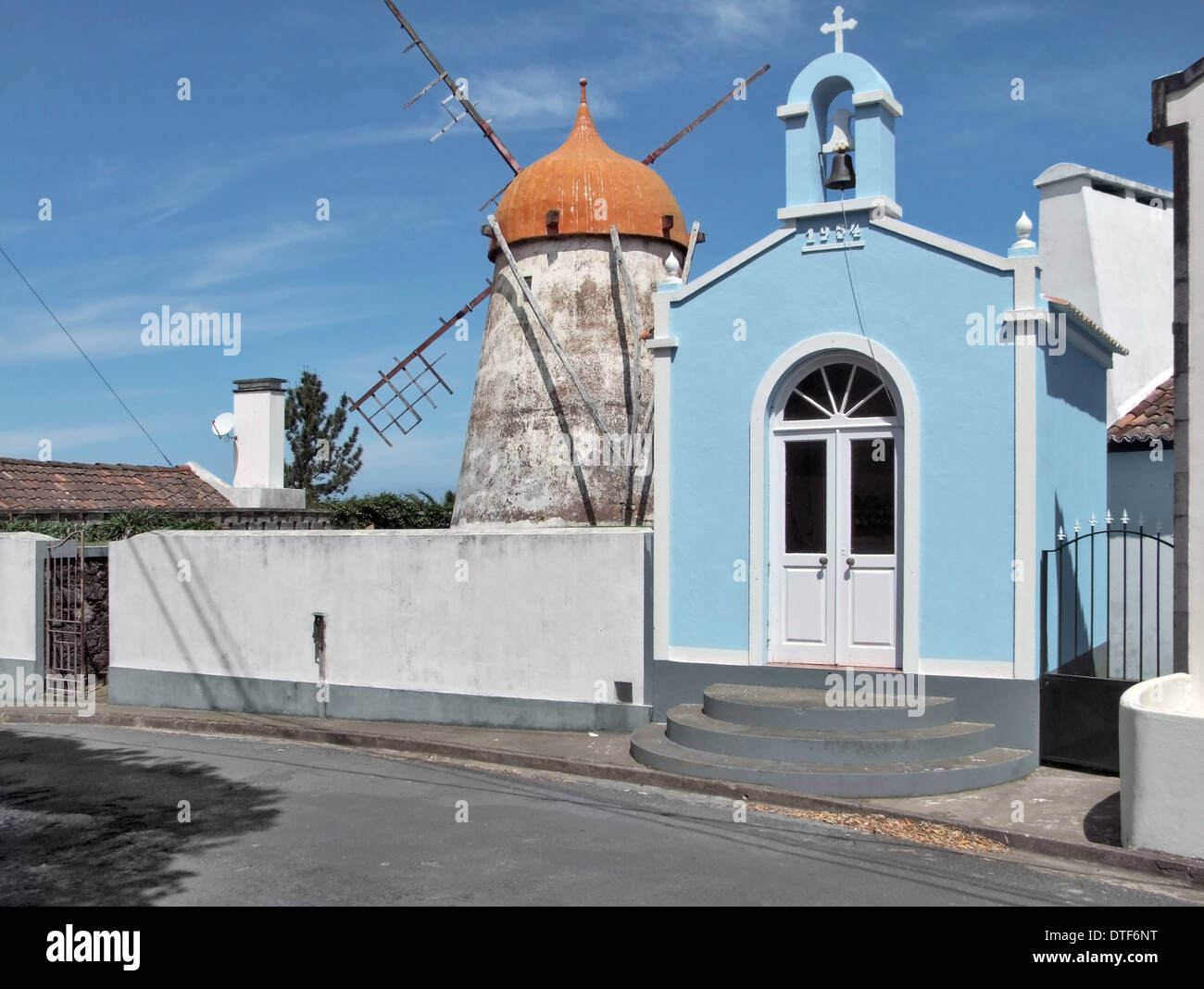 Mulino a vento tradizionale e la cappella a São Miguel Island, la più grande isola dell'arcipelago delle Azzorre Foto Stock