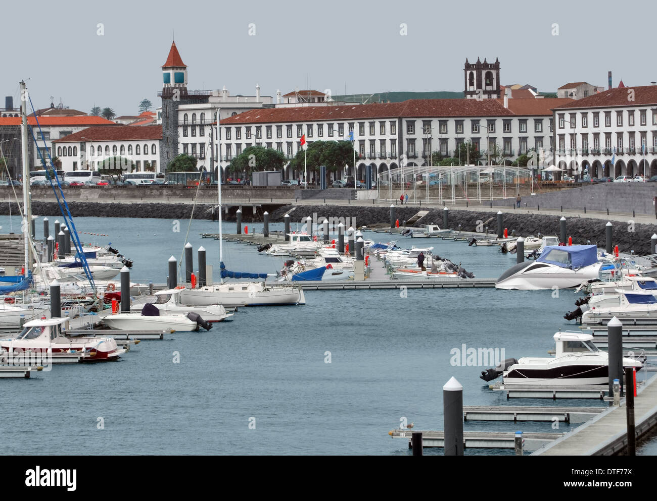 Vista città con porto di Ponta Delgada, città capitale delle Azzorre a São Miguel Island, la più grande isola delle Azzorre Foto Stock