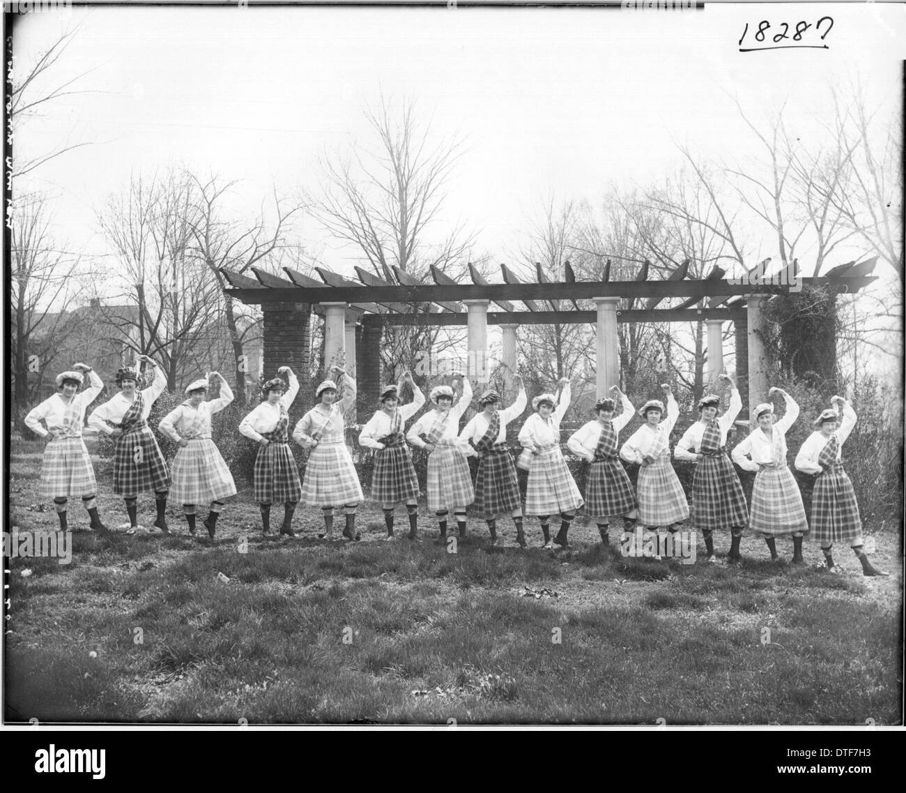 Questa fotografia del 1919 cattura i partecipanti alla celebrazione del giorno di maggio dell'Oxford College, mostrando ballerini in costumi e ritratti di gruppo. L'evento fu un'importante celebrazione culturale al college. Foto Stock