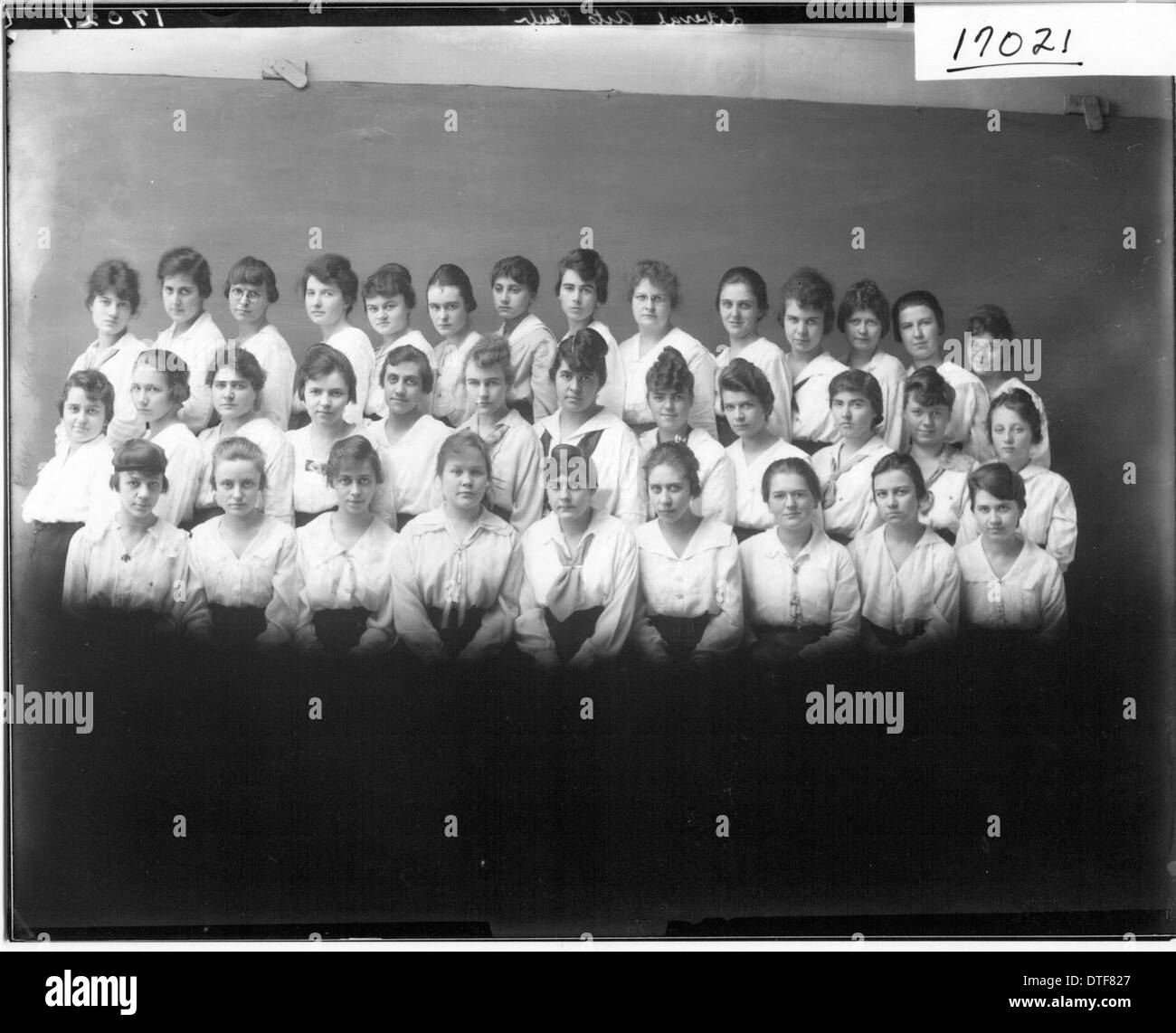 Questa fotografia del 1917 cattura i membri del Miami University Liberal Arts Club, riflettendo l'impegno dell'università per l'istruzione superiore per le donne. L'immagine funge da documentazione storica delle organizzazioni studentesche e del coinvolgimento delle donne nella vita accademica della Miami University in Ohio. Foto Stock